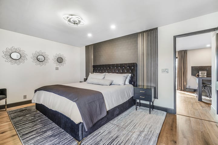 Posteľ s matracom z pamäťovej peny veľkosti King so 100% bambusovou posteľnou bielizňou pre jednu z najjemnejších nočných spí, aké ste si kedy užili!