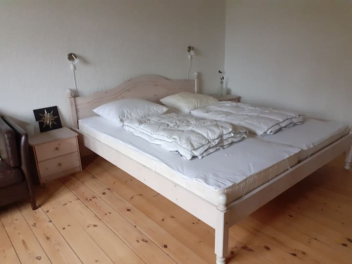 יש מזרנים טובים בכל אזורי השינה והשמיכות והכריות המשויכות. יש להביא סדינים וציפות לשמיכות פוך בעצמכם.