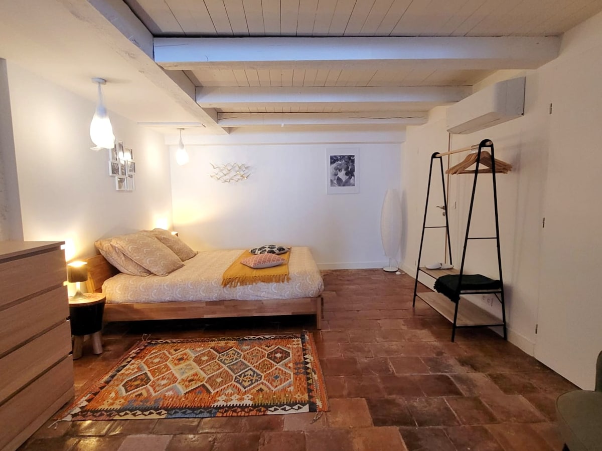 Spálňa s jednou manželskou posteľou 160 X 200
Sprcha, umývadlo, WC