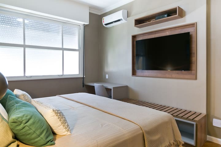 Quarto Casal, 1 kingsize bed. Smart TV 55 personen