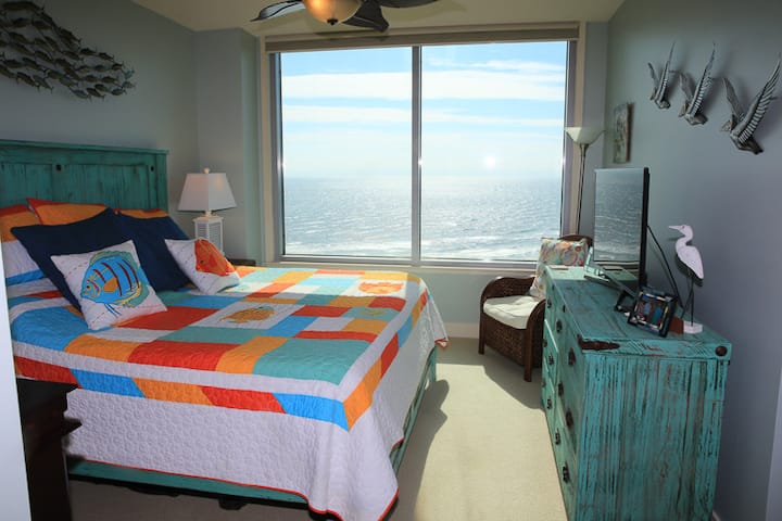 Mandhari nzuri kutoka kwenye chumba cha kulala cha ukubwa wa Master king kilicho na eneo la kukaa na Televisheni mahiri