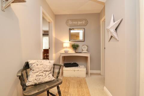 Lovely 2 bedroom, 1st floor apt., central location