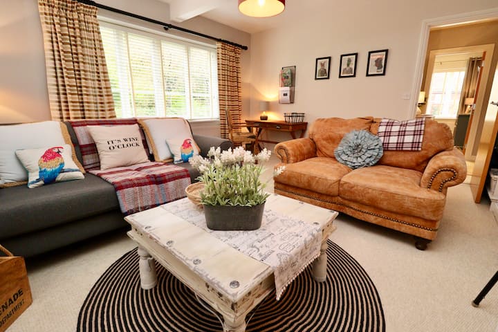 Lovely 2 Bedroom, 1st Floor Apt., Central Location - Glastonbury