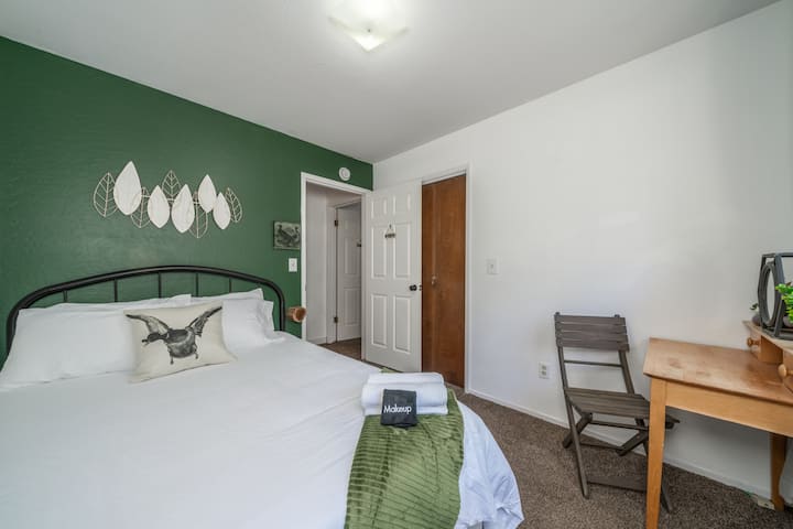 Te damos la bienvenida a la «habitación del pato».« Esta habitación tiene una cama tamaño queen con una parte superior de espuma viscoelástica refrescante y escritorio. 