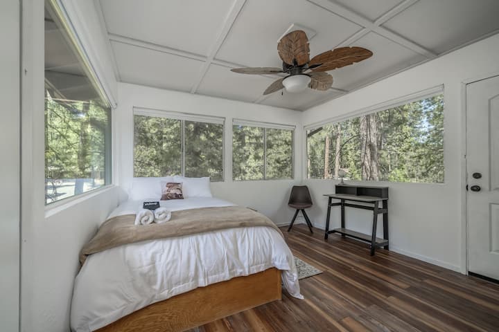 Te damos la bienvenida a la habitación Hawk. ¡Una cómoda cama completa con vistas circundantes del aire libre! Un bonito escritorio para tus necesidades de trabajo o relajación. 