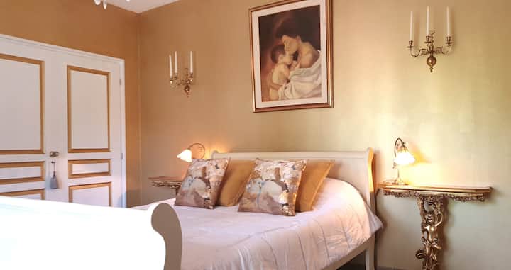 Master suite (chumba cha kulala 2) kitanda cha ukubwa wa malkia na bafu la kujitegemea na mtaro wa nje.