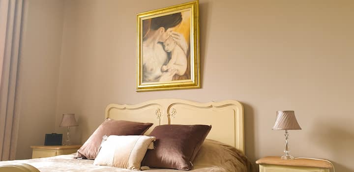 Chumba cha kulala cha 1 - kitanda cha ukubwa wa malkia wote katika kivuli cha beige