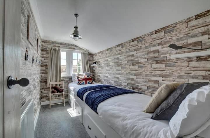 Twin Bed Room (Sleeps 2)