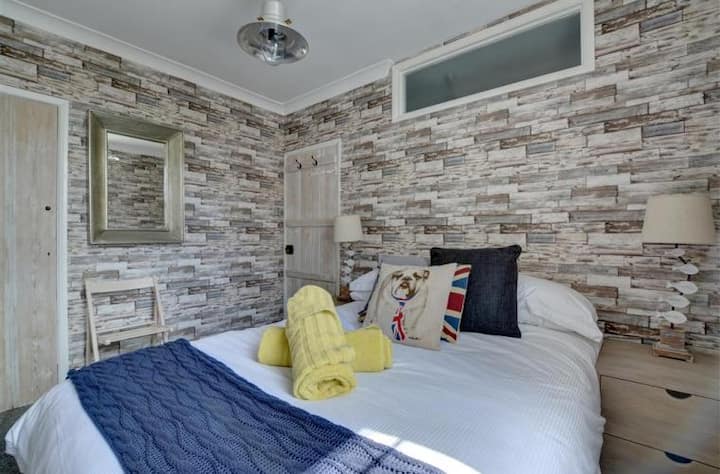 Double Bed (sleeps 2)