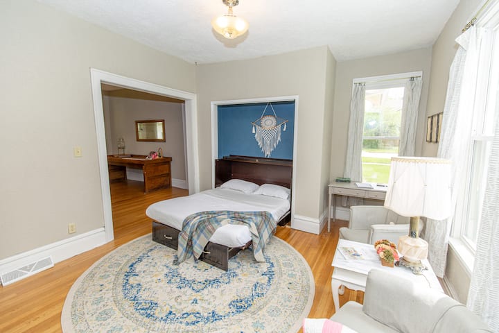 Esta es una cómoda cama murphy tamaño queen con un colchón de espuma nuevo. Tienes que caminar por esta habitación para llegar al dormitorio principal, pero se puede quitar del resto de la casa.