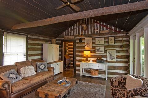 Adorable 1 bedroom log cabin near Greenbrier River
