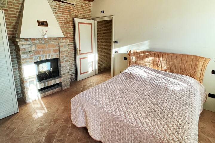 Prima camera padronale (piano terra) con camino - Chambre principale (rez-de-chaussée) avec cheminée