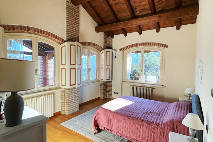 Première chambre principale (premier étage) avec salle de bain privée et cafetière - Première chambre principale (premier étage) avec salle de bain privée et machine à café