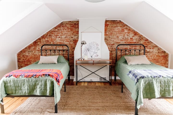 ลอฟท์ชั้น 3 พร้อมเตียงแฝด 2 หลัง