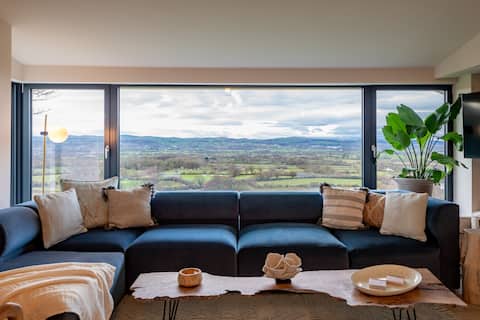 Panoramic Snowdonia & Countryside Views w/Hot Tub