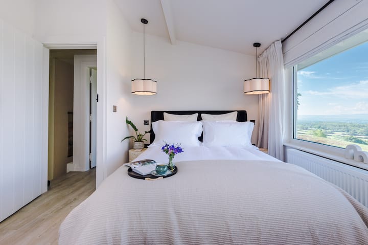 Master bedroom with enuite. Ემას პრემიუმ კლასის ლეიბი, Panda London საბანი და ბალიშები და Soak & Sleep 400tc თეთრეული.