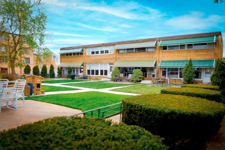 Northside Famlynest Lincoln Sq 4BR/1.5BA/2P