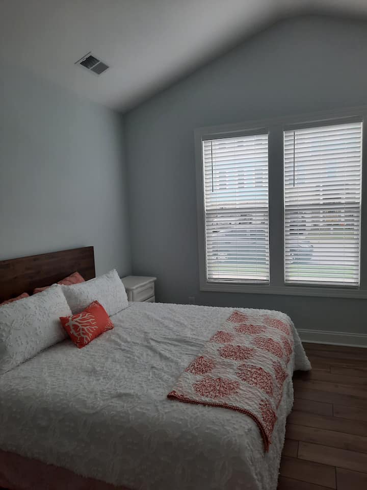 Glavna spavaća soba - Bračni krevet (180x200) - Dvostruka taština - Šetnja ormarom - tuš kabina od keramičkih pločica