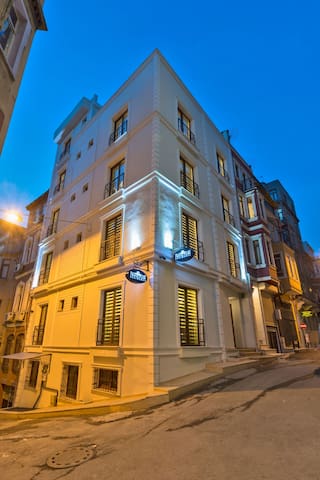 Luxury Building In Taksim For 18 People