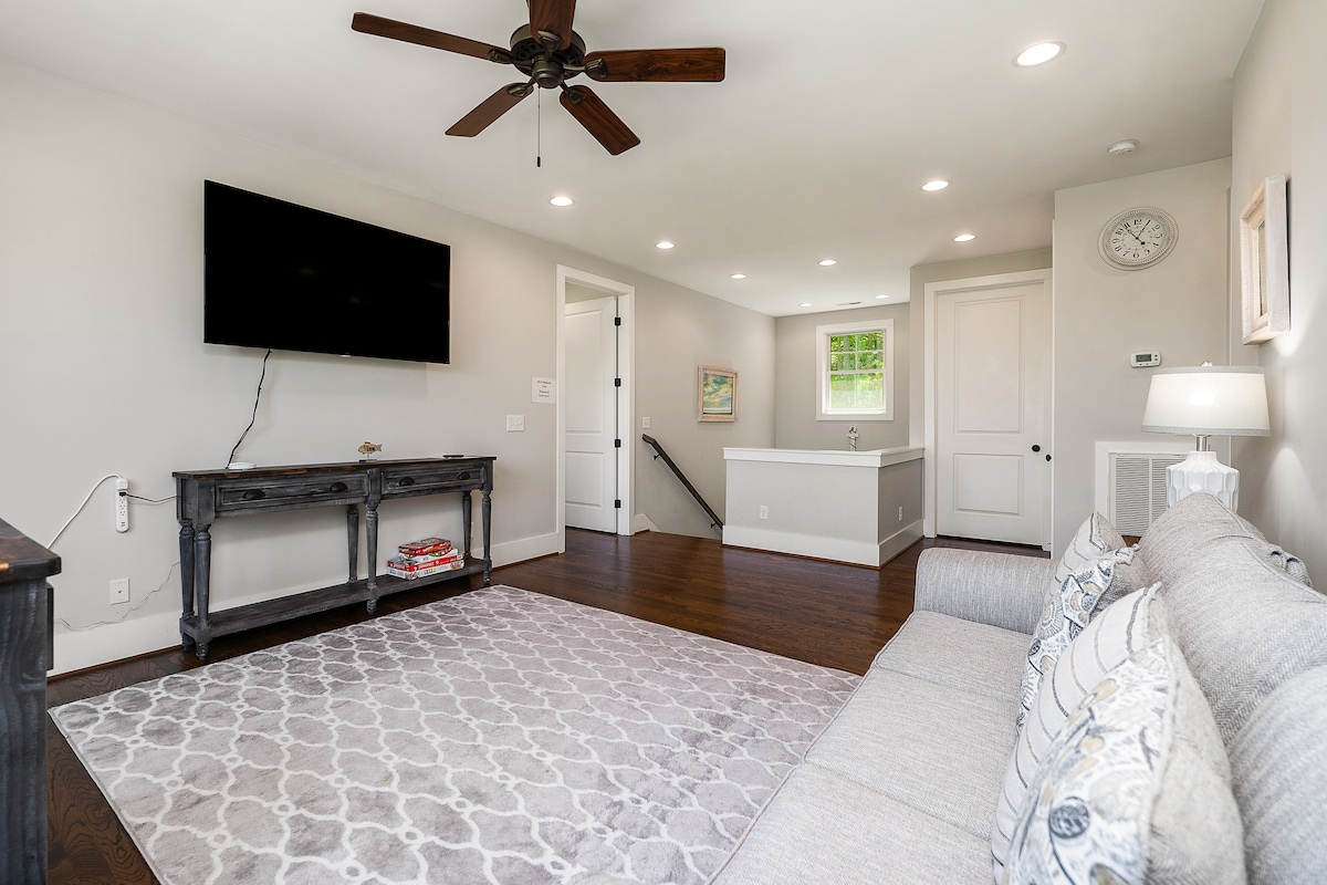 Upper level common area with pull out sofa bed and TV
