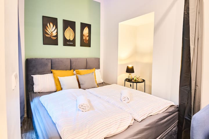 温馨明亮的卧室，配有舒适的床，包括干净的床上用品。#BlueChili