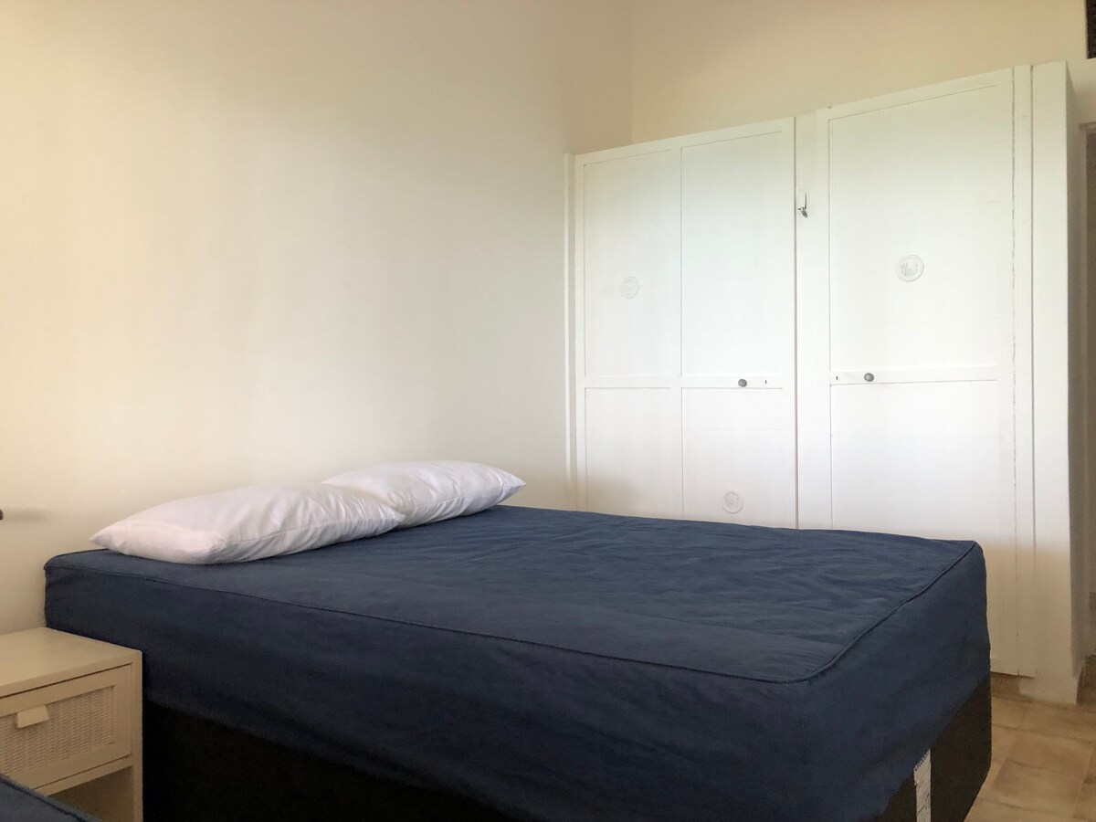 Chumba na chumba cha kulala kwenye ghorofa ya chini na kitanda 1 cha kawaida cha watu wawili na kitanda 1 cha mtu mmoja. Zote mbili zina vifaa vya hali ya hewa ya kupasuliwa.