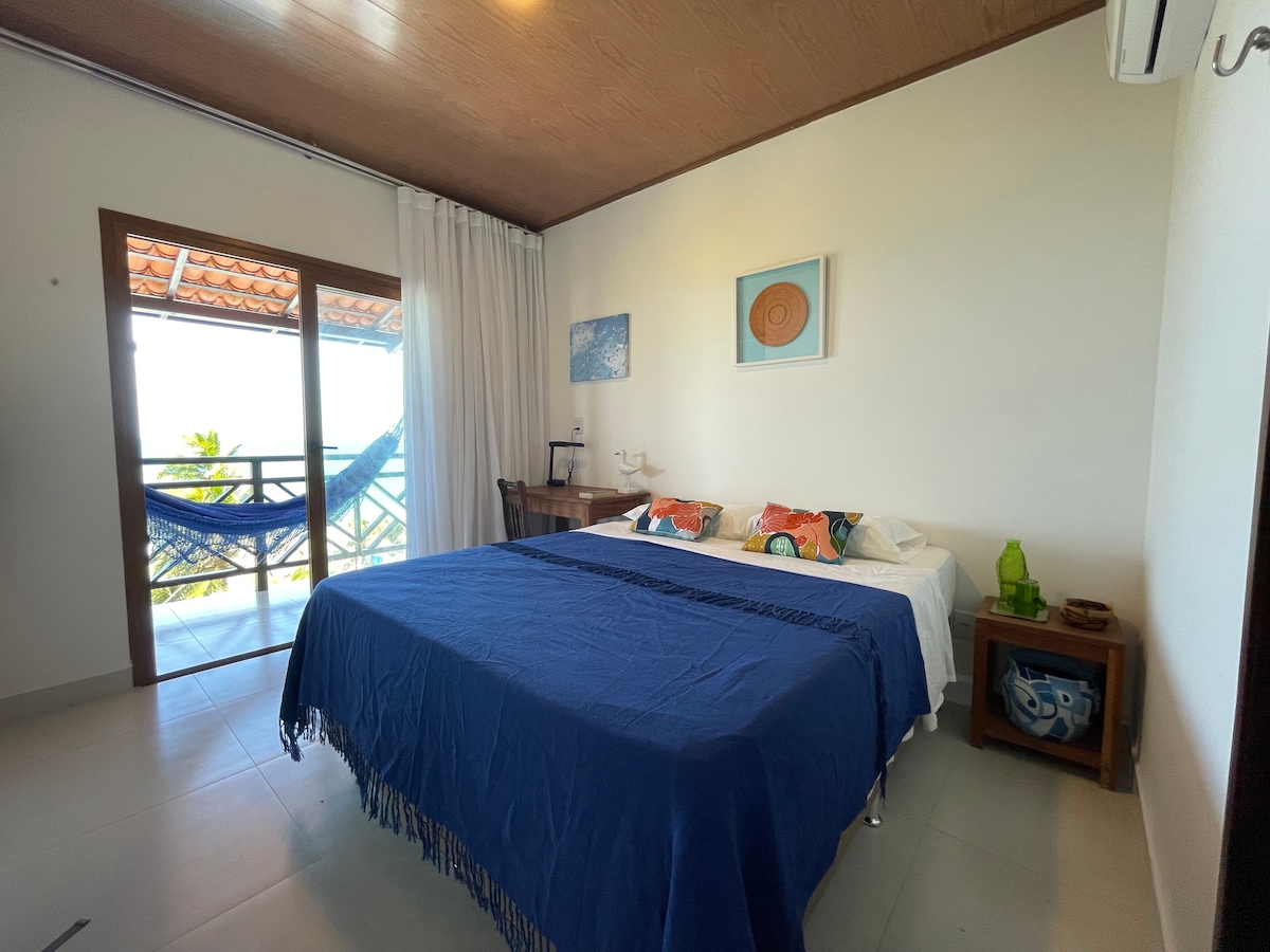 Vyumba 4 kwenye ghorofa ya juu ya nyumba ni vizuri sana, vina kitanda cha malkia, kiyoyozi kilichogawanyika na milango miwili ya glasi ili kuhakikisha usingizi wa amani.