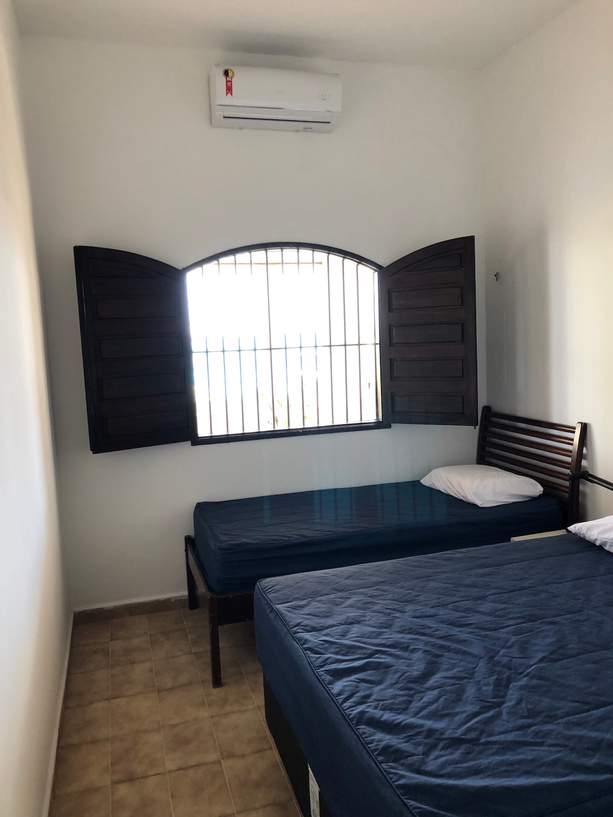 Chumba na chumba cha kulala kwenye ghorofa ya chini na kitanda 1 cha kawaida cha watu wawili na kitanda 1 cha mtu mmoja. Zote mbili zina vifaa vya hali ya hewa ya kupasuliwa.