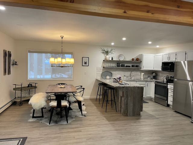 Modern Getaway in Downtown Bozeman! gallery image 5