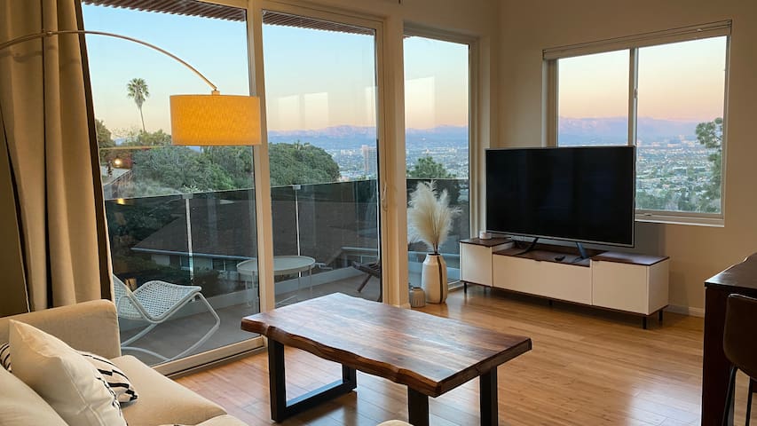 VIEWS over L.A.- Hill Top 2 bedroom House