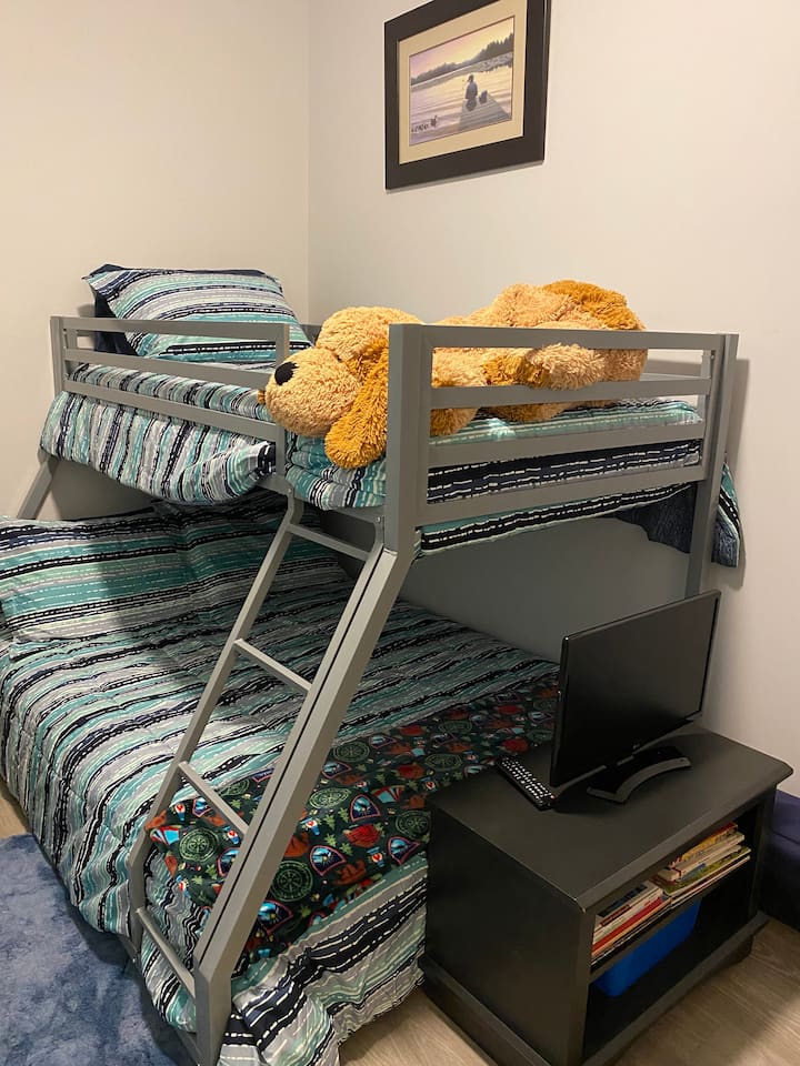 Bougez votre chiot.  Il y a de la compagnie qui arrive !  En fait, pour 3 voyageurs de plus.  Il y a également un lit jumeau pliant pour un autre.  Et un berceau pack n'play pour le petit.