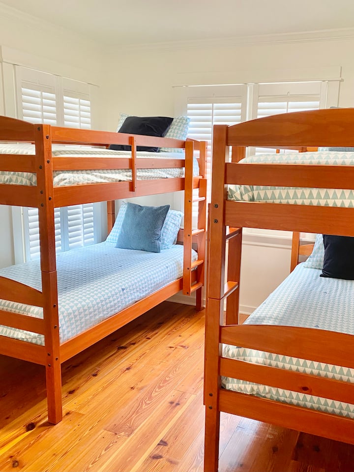 Ghorofa ya juu chumba cha bunk mbili, pia ina meza ya mchezo wa ukubwa wa watoto na tv iliyowekwa