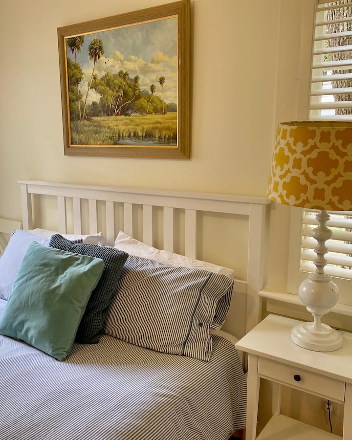 Chumba cha kulala cha ghorofani kinatazama bwawa na bustani 