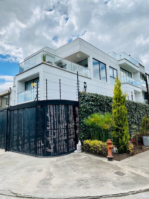 Modern House close to Stadium & Simón Bolívar Park