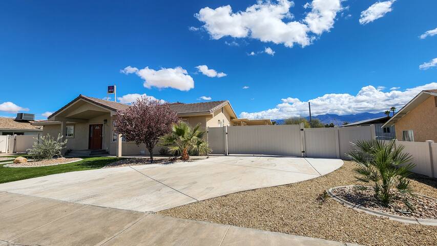 Desert Pool Retreat gallery image 3