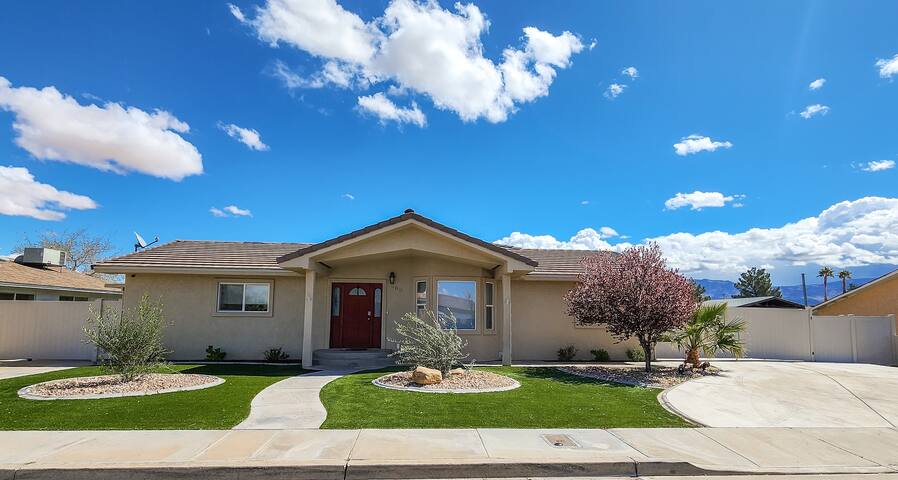 Desert Pool Retreat gallery image 2