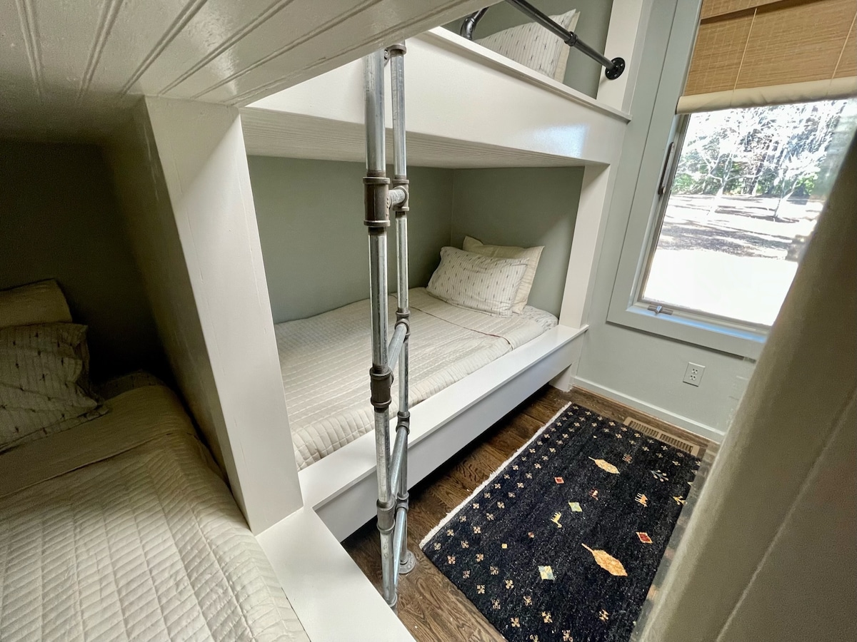 Изглед към двуетажната стая от коридора. Двойните легла са с ширина 74инча дължина x 38 "(моля, имайте предвид, че това е 1" по - късо от типичните единични легла). Децата ни ОБИЧАТ тези легла!