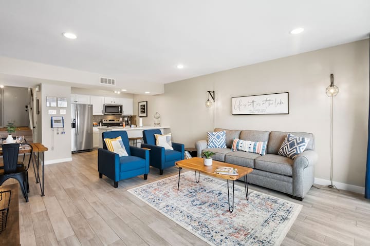 Kompletne zrekonštruované. Priestranná, otvorená obývacia izba/kuchyňa/jedáleň so stropom až po podlahu s výhľadom na jazero. Rozkladacia pohovka má matrac z pamäťovej peny. Pohodlne sa vyspia 2 dospelí. Modré stoličky sú polohovateľné.