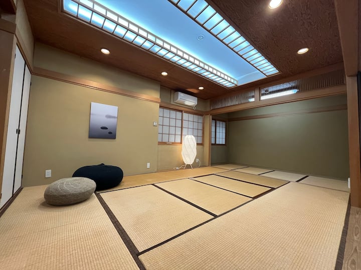 ריחם של משטחי הטטאמי נעים, ואפשר להירגע בחדר בסגנון יפני...
יש 7 פוטונים, כך שכולם יכולים לישון בנוחות.
ליהנות מהאווירה של יפן.