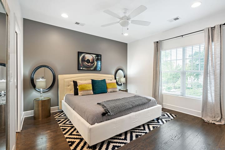 Ამ მყუდრო საძინებელში მშვიდი ძილითა და ჭერის ვენტილატორით. #BedroomGoals