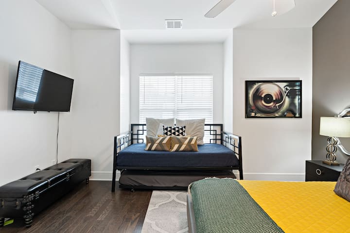 Აღმოაჩინეთ საუკეთესო დასვენება საძინებელში, რომელიც მორთულია იდეალურად მოპირკეთებული საწოლითა და ლუქს-კლასის ტახტით. #BedroomBliss #Relaxationassador 