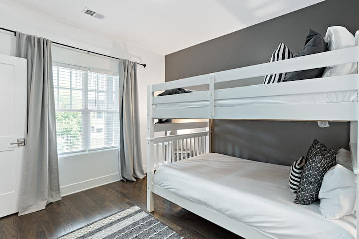 Გაისეირნეთ ამ შთამბეჭდავ საძინებელში მაგარი ორსართულიანი საწოლითა და რბილი ხალიჩით. ️ Შეიმუშავეთ მოდური, ბავშვებისთვის შესაფერისი საცხოვრებელი! #Modern