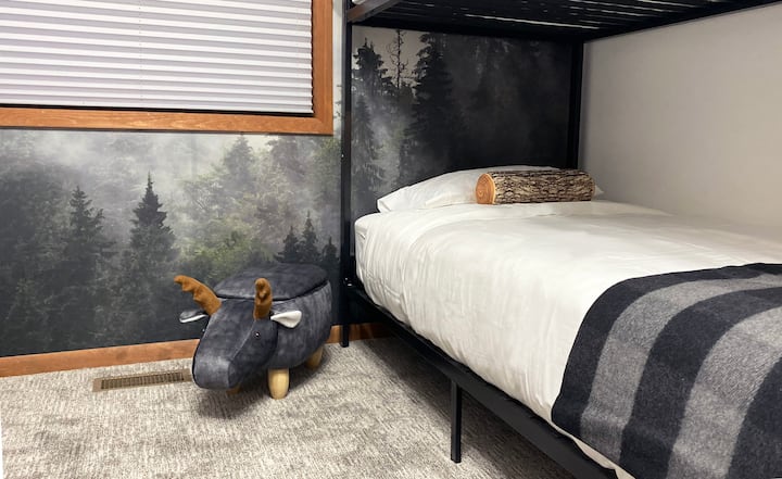 Guest Room #2 / 4 Twin Beds - main floor
- 2 Sets of Bunkbeds
- Allswell Hybrid Matresses
- Smart TV