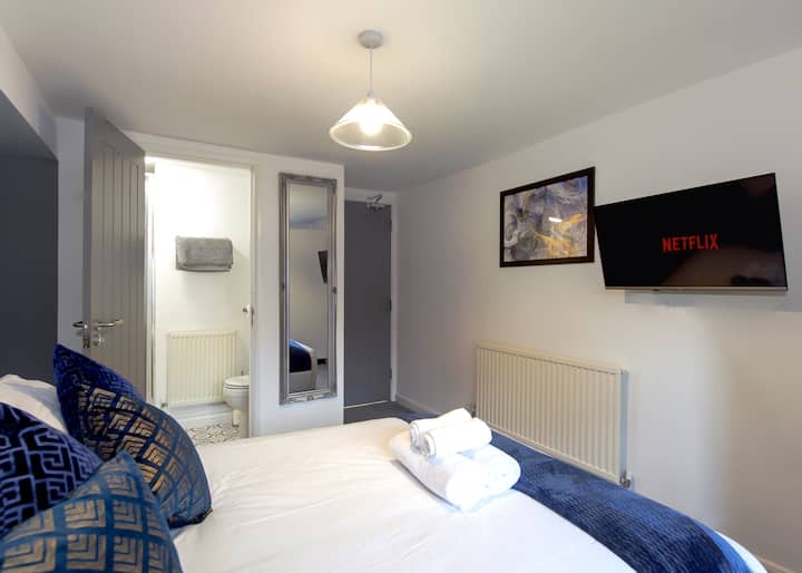 Donington Cottage EnSuite Bedroom 1 Apartments for Rent in Castle