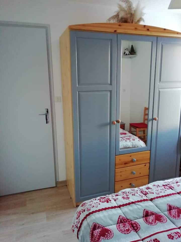 Dhomë gjumi e mbyllur me krevat dopio.
