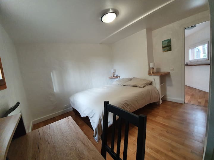 La 2ème chambre avec un lit double et son bureau