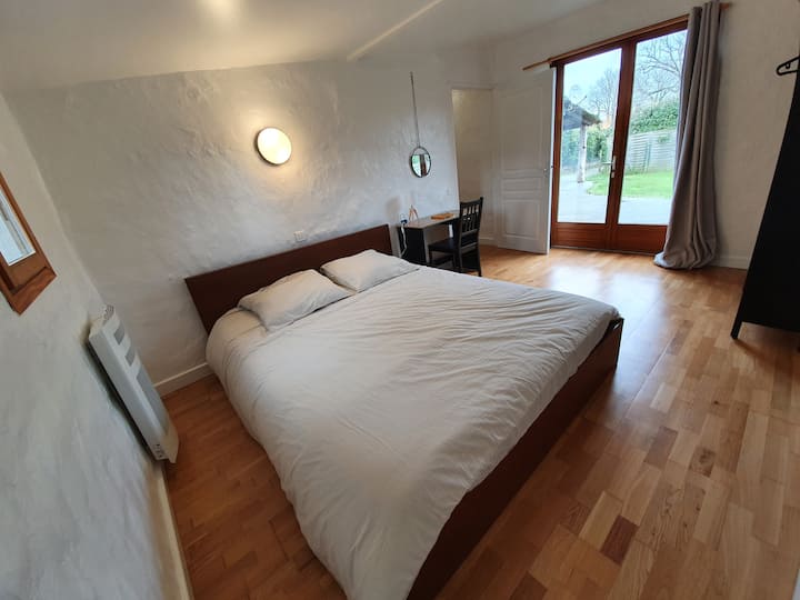 Chambre parentale spacieuse et confortable)