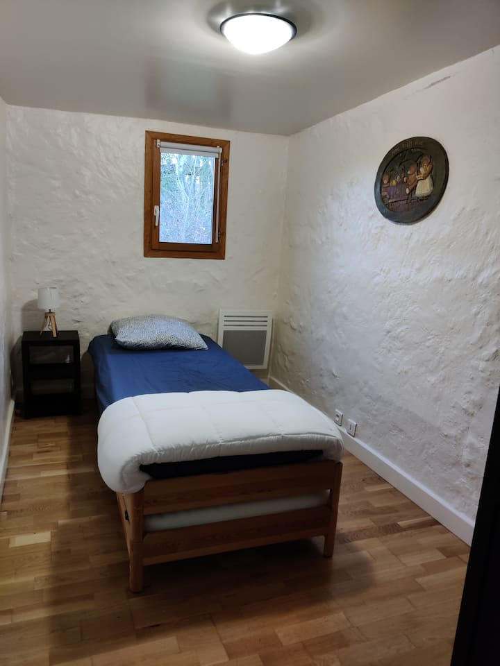 La chambre d'enfants avec 2 lits simples emboitables. Elle peut aussi être utilisée comme bureau pour télétravailler. 