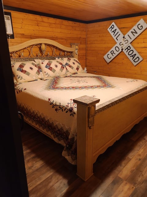 Delightful 1 Bedroom Imposter-Railroad Caboose .