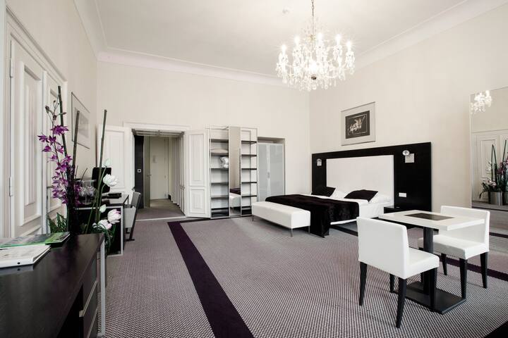 10 rooms on the Square with private bathrooms gallery image 2